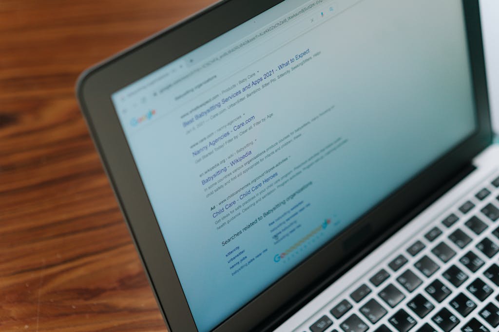 Laptop met een stappenplan op het scherm