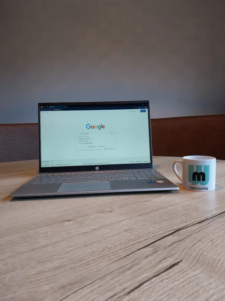 Laptop op een kantoortafel met zoekresultaten