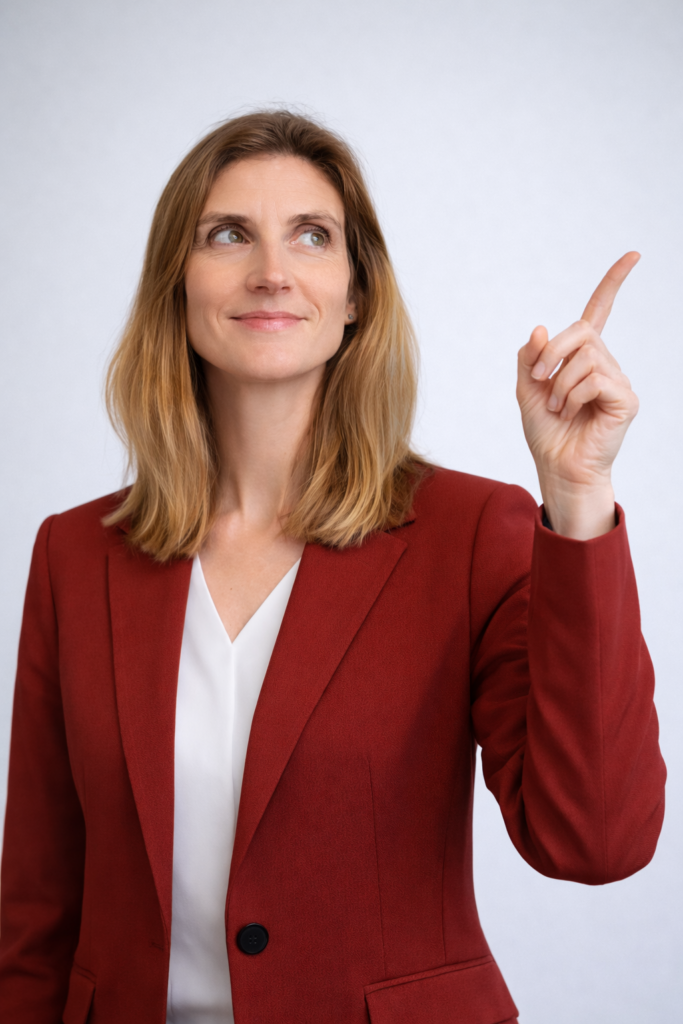Chantal van Webmachtig wijst omhoog